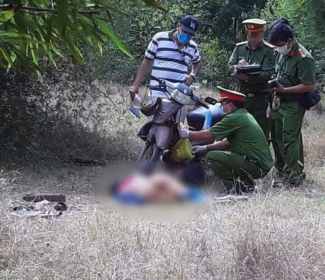 Cơ quan CSĐT Công an tỉnh Ninh Thuận khám nghiệm hiện trường và tử thi nạn nhân.