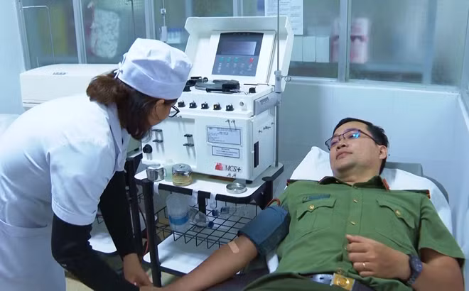 Đại úy Tiến hiến tiểu cầu cứu sống bệnh nhi Hồ Văn Trang