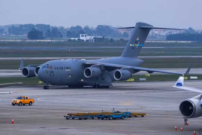Máy bay C-17 di chuyển trên đường băng ở sân bay Nội Bài.