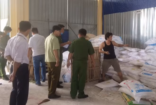 Cơ quan chức năng Cần Thơ niêm phong kho hàng phân bón lá của Công ty CP hóa sinh Thái Lan, để điều tra làm rõ.