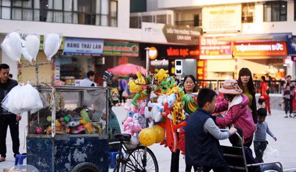 Nhiều chung cư vẫn diễn ra hoạt động kinh doanh.