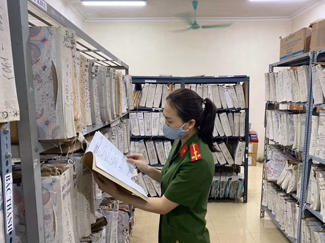 Cán bộ, chiến sĩ Công an miệt mài thu nhận hồ sơ dữ liệu Quốc gia về dân cư.