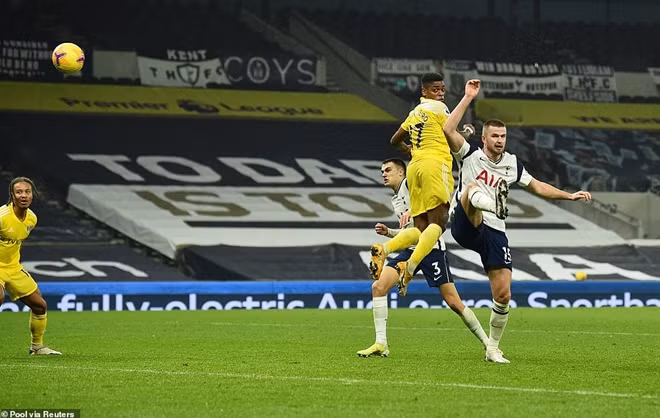 Lép vế hoàn toàn nhưng Fullham đã khiến Tottenham nhận một đòn "hồi thương mã" khi Lookman đi bóng tốc độ bên cánh trái vượt qua Sanchez trước khi tạt vào trong cho Cavaleiro bật cao đánh đầu tung lưới Spur.
