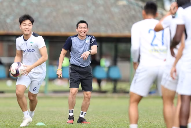 HAGL hướng tới những mục tiêu cao hơn trong mùa giải 2021 sau khi bổ nhiệm Kiatisuk vào ghế HLV trưởng.