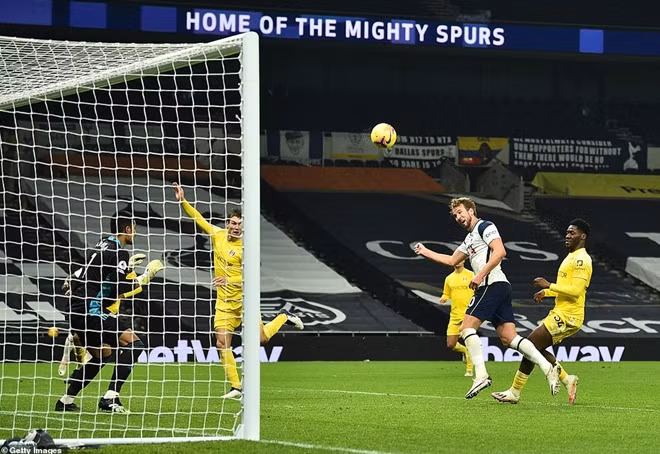 Được chơi trên sân nhà lại trước một đối thủ không quá mạnh nên Tottenham chiếm ưu thế ngay sau khi bóng lăn và cũng chỉ mất có 25 phút để Spur có được bàn mở tỷ số.