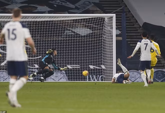 Ở cánh trái, Reguilon treo bóng chuẩn xác cho Harry Kane băng vào đánh đầu tung lưới Fulham. Đáng chú ý đây là bàn thắng thứ 25 bằng đầu của Harry Kane ở đấu trường Premier League.