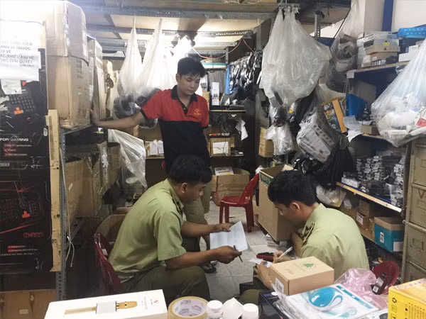Kiểm tra linh kiện điện tử nhập lậu tại kho hàng của nhà phân phối Phát Đạt. Kiểm tra linh kiện điện tử nhập lậu tại kho hàng của nhà phân phối Phát Đạt.
