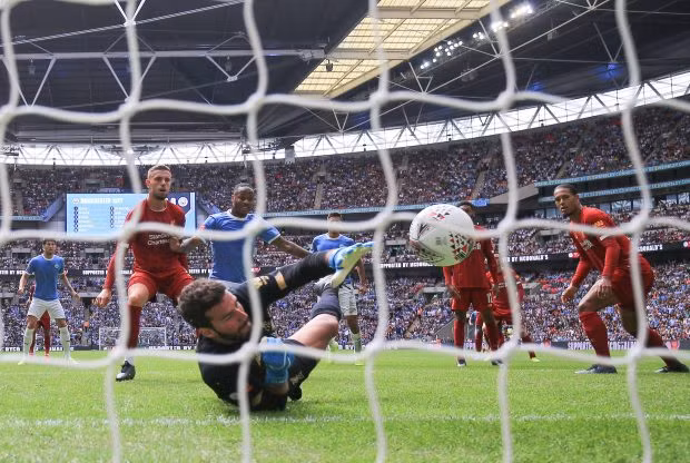 Trận đấu diễn ra quyết liệt ngay từ đầu. Không có Sane khiến Man City đánh mất đôi chút lợi thế. Các nhà đương kim vô địch giải Ngoại hạng để The Kop nắm quyền kiểm soát bóng tới (54% so với 46%) ... Tuy nhiên bất chấp điều đó ManCity mới là đội có bàn thắng trước nhờ công Raheem Sterling,.Ảnh: Getty