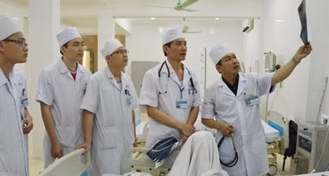 Gắp thành công viên thuốc nguyên vỏ trong thực quản cho bé trai ảnh 4
