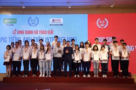 Vinh danh và trao giải Olympic tiếng Anh trên Internet năm học 2019-2020