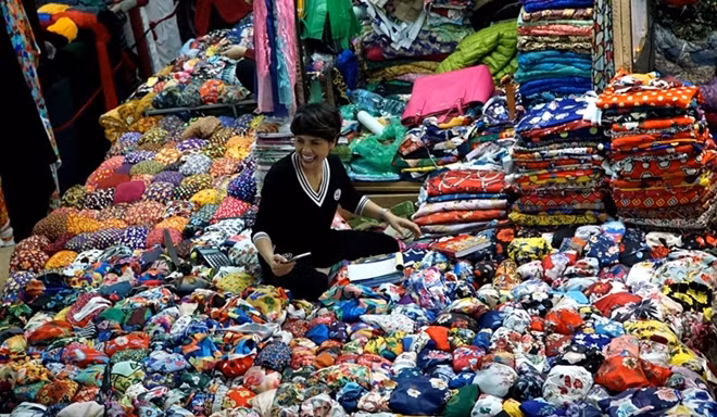 Do có lịch sử lâu dài, chợ Đồng Xuân là địa chỉ mua sắm quen thuộc của rất nhiều người dân Thủ đô. Dù cho thời gian gần đây hàng loạt các trung tâm thương mai mọc lên nhưng gần như chưa bao giờ khu chợ cổ này hết sầm uất.. Hàng hóa tại chợ chủ yếu là hàng gia dụng như quần áo, giầy dép.... Giá cả cũng tương đối dễ chịu nên nhiều có rất nhiều khách mua.