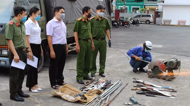 Công an quận 11 tổ chức tiêu hủy vũ khí thô sơ.