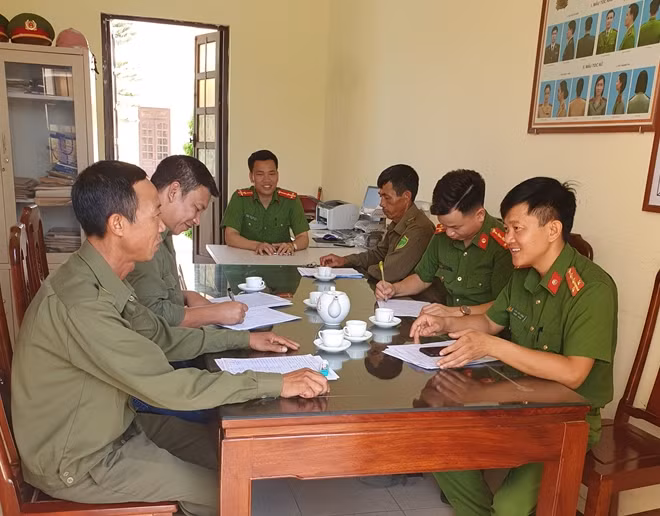 Thượng úy Lộc Văn Sang họp án với cán bộ, chiến sĩ Công an xã Gia Vượng.
