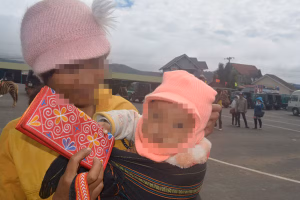 Nhưng cũng có những cô gái phải chịu cảnh đơn độc nuôi con sau "mùa" bắt chồng. Nhưng cũng có những cô gái phải chịu cảnh đơn độc nuôi con sau "mùa" bắt chồng.