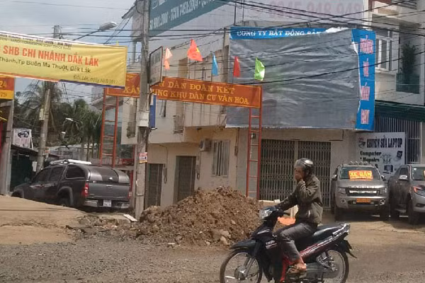 Trụ sở Công ty Bất động sản Ban Mê đóng cửa im lìm.