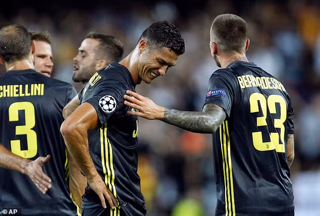 Ronaldo bật khóc khi rời sân vì thẻ đỏ.