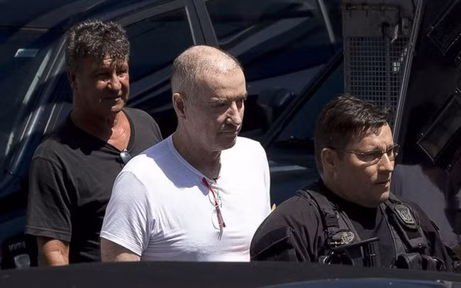Ông Eike Batista bị dẫn tới tòa.