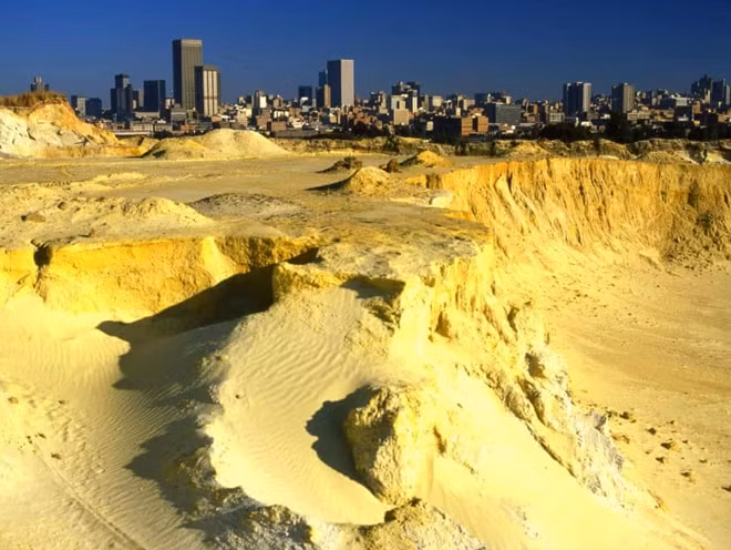 Johannesburg, nhìn từ một bãi thải một mỏ vàng cũ.