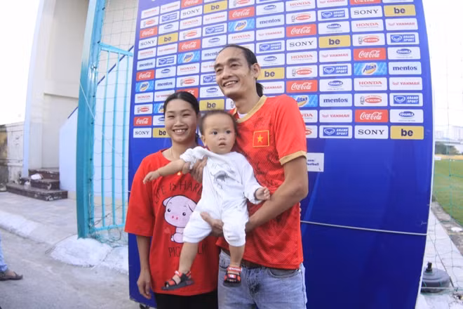 Anh Hoàng mặc ngay chiếc áo được thầy Park tặng, chụp ảnh cùng vợ con.