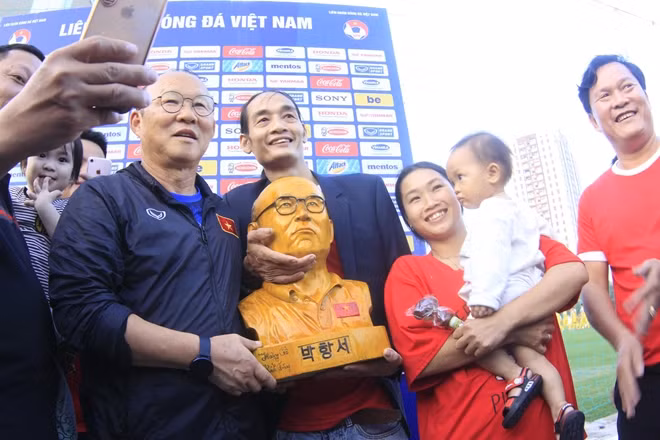 "Khó nhất trong việc khắc tượng là "truyền thần", tôi không chọn lúc thầy Park cười, chọn lúc thầy suy tư, đôi mắt là mất nhiều công sức nhất, tôi thực hiện công đoạn này vào lúc 2-3h sáng bởi khi đó có sự tập trung cao nhất", anh Hoàng chia sẻ.