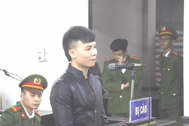 Khá “bảnh” tại phiên toà.