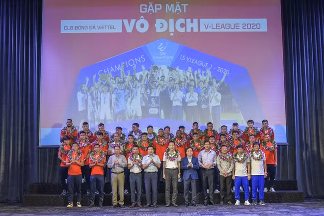 Lãnh đạo Tâp đoàn Viettel tặng hoa chúc mừng nhà tân vô địch V.league 2020.