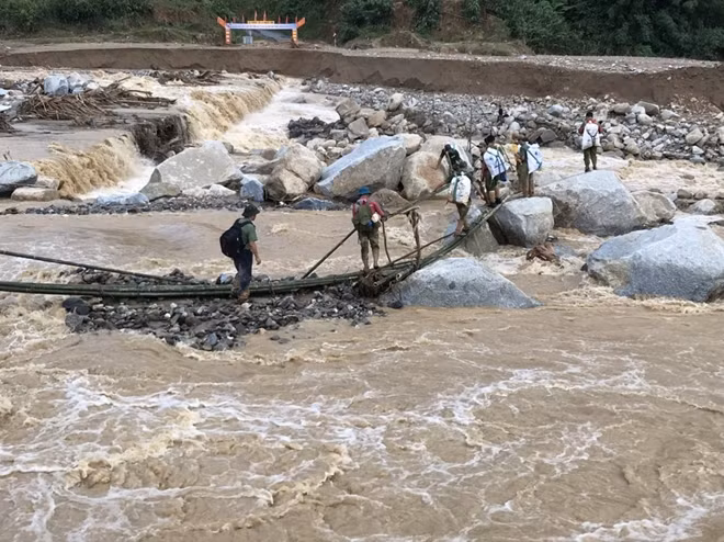 Công an huyện Phước Sơn, tỉnh Quảng Nam gùi hàng vào tiếp tế cho người dân xã Phước Lộc.