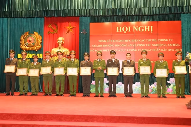 Thứ trưởng Lê Qúy Vương trao Bằng khen của Bộ Công an tặng các tập thể, cá nhân có thành tích xuất sắc.