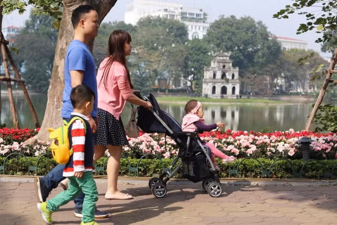 Bên Hồ Hoàn Kiếm thời tiết khô ráo mát mẻ, có nắng khiến các hoạt động vui chơi giải trí trở nên nhộn nhịp. "Gia đình đã chuẩn bị xong hết để đón năm mới, sáng nay thời tiết đẹp nên tôi đưa cả nhà lên Hồ dạo chơi", anh Nam vui vẻ nói.