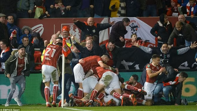 Niềm vui của đội chủ nhà sau khi loại Man Utd. Ảnh: EMPICS.