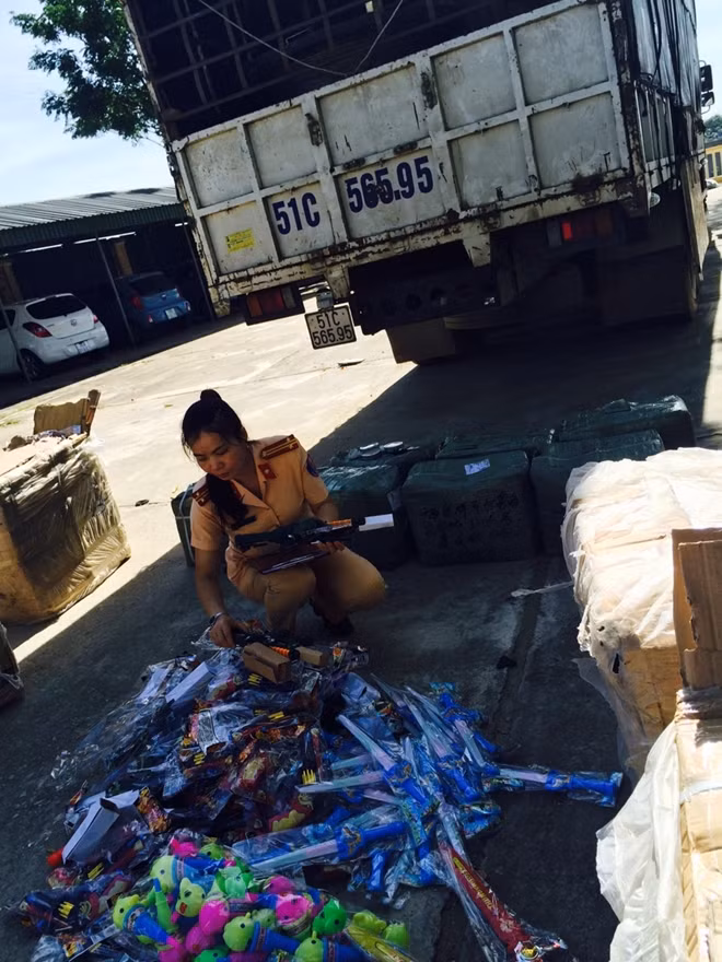 Tang vật vụ vận chuyển đồ chơi bạo lực