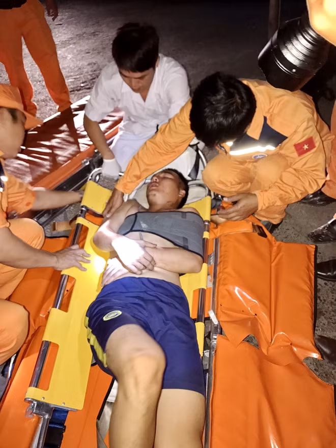 Đưa nạn nhân về đến cảng Nha Trang.