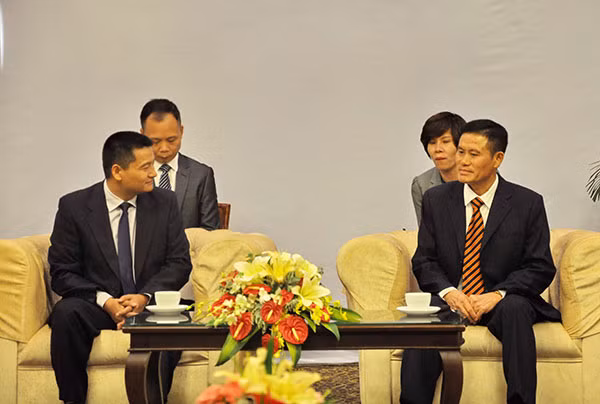 Trung tướng Đỗ Kim Tuyến, Phó tổng cục trưởng Tổng cục Cảnh sát – Bộ Công an Việt Nam tiếp xã giao ông Vưu Tiểu Văn – Cục trưởng Cục điều tra tội phạm kinh tế, Trưởng đoàn đại biểu Bộ Công an Trung Quốc. Trung tướng Đỗ Kim Tuyến, Phó tổng cục trưởng Tổng cục Cảnh sát – Bộ Công an Việt Nam tiếp xã giao ông Vưu Tiểu Văn – Cục trưởng Cục điều tra tội phạm kinh tế, Trưởng đoàn đại biểu Bộ Công an Trung Quốc.
