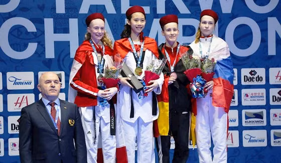 Hồ Thị Kim Ngân (thứ hai từ trái sang, hàng đứng) đăng quang ở giải Taekwondo trẻ thế giới 2018.