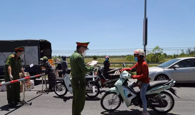 Lực lượng Công an kiểm tra người và phương tiện ra, vào thành phố trong thời gian này.