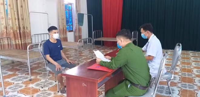 Anh Lê Văn Thành làm việc với BCĐ phòng, chống dịch COVID -19 của UBND huyện Anh Sơn.