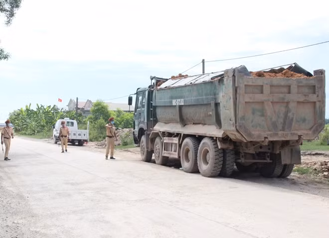 CSGT Công an thị xã Hương Trà kiểm tra, xử lý ôtô tải BKS 90C-073.63 chở đất vi phạm lỗi rơi vãi.