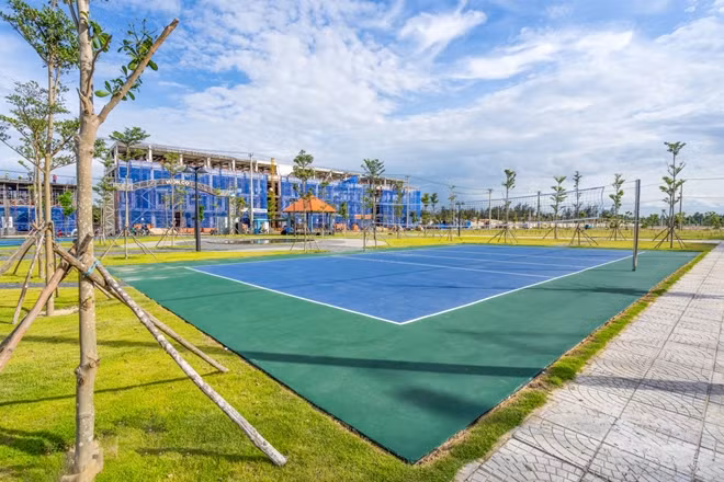 Chuỗi shophouse Castia Palm view sông Cổ Cò, cách bãi biển 800m đang được gấp rút hoàn thiện phần thô và tiến hành ốp đá mặt ngoài.