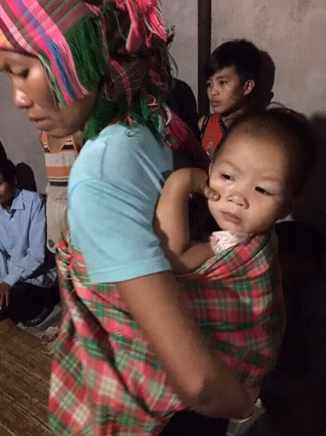 Cháu bé con chị Lả đã được lực lượng Công an giải cứu an toàn. Cháu bé con chị Lả đã được lực lượng Công an giải cứu an toàn.