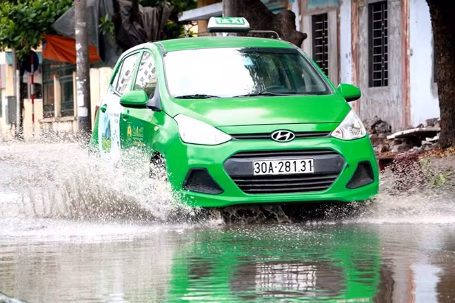 Theo chị Hà (bán hàng bên đoạn đường này) cho biết, mực nước ngập hay dâng lên vào buổi chiều và tối khi người dân trở về nhà và nước thải sinh hoạt được xả ra đồng loạt.