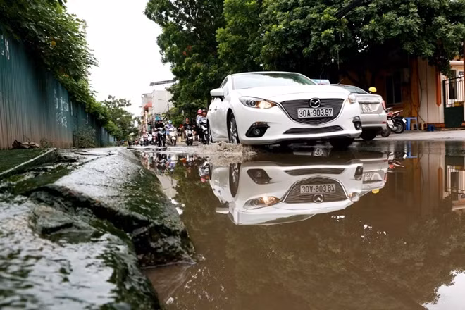 Mặc dù thời tiết Hà Nội đang trong thời gian nắng nóng, nhưng đoạn đường này luôn trong tình trạng ngập nước như vừa trải qua trận mưa lớn.