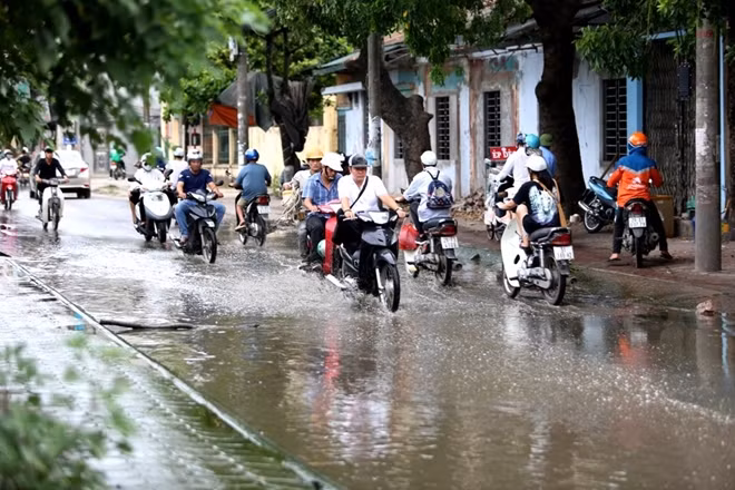 Hy vọng tình trạng này sớm được các cơ quan chức năng địa phương xử lý dứt điểm để cư dân sở tại và những ai phải đi qua đây không còn chịu cảnh "bì bõm lội nước cống" như thế này nữa.