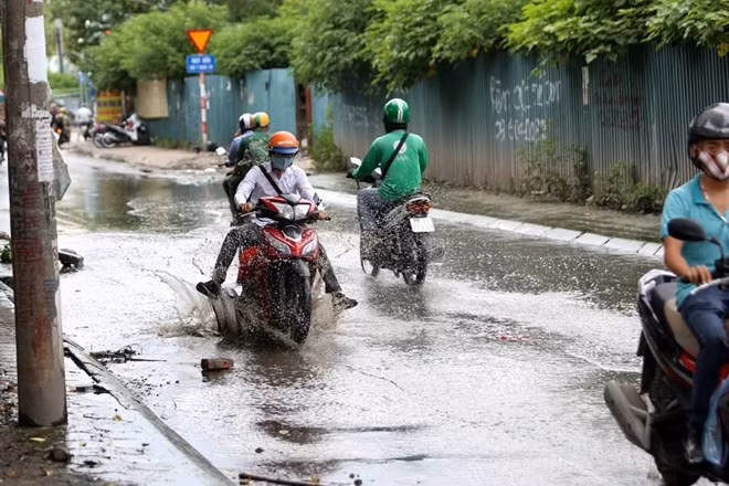 Vì đường ngập nước nên nhiều người không tránh được những chỗ mấp mô thỉnh thoảng vẫn có những pha loạng choạng tay lái như thế này.
