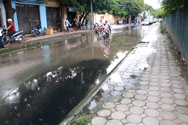 Theo quan sát tại hiện trường của phóng viên vào chiều 23-7, nước ngập tại đường Lương Thế Vinh có màu đen và mùi hôi thối nồng nặc.