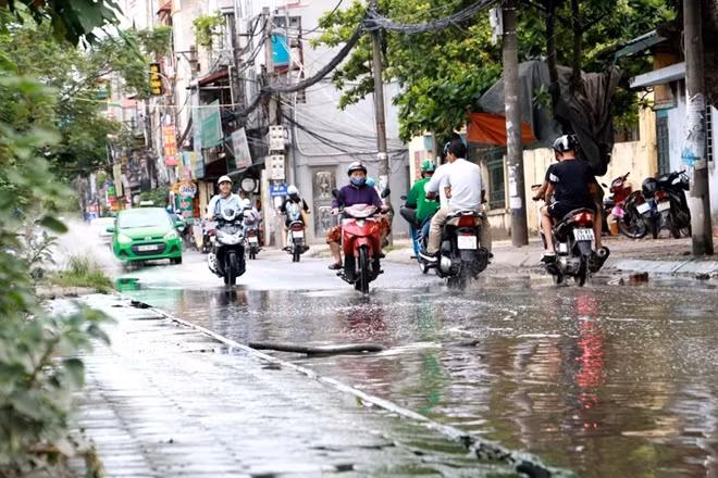 Từ nhiều tháng qua những cư dân sống gần con đường Lương Thế Vinh phải "làm quen" với cảnh ngập lụt tại đây dù trời Hà Nội không có mưa nhiều.