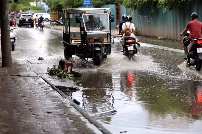 Từ nhiều tháng nay, hình ảnh các phương tiện bì bọm lội nước khi đi qua đây đã trở nên quen thuộc với người dân địa phương.