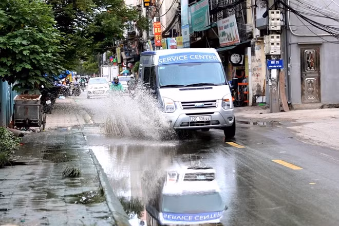 Càng có nhiều phương tiện qua lại nước bị khuấy lên thì mùi hôi thối này càng thêm nồng nặng