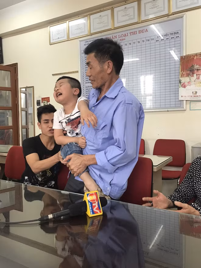 Ông Nguyễn Văn Chung (bố chị Vinh) và cháu ngoại 4 tuổi mồ côi mẹ.