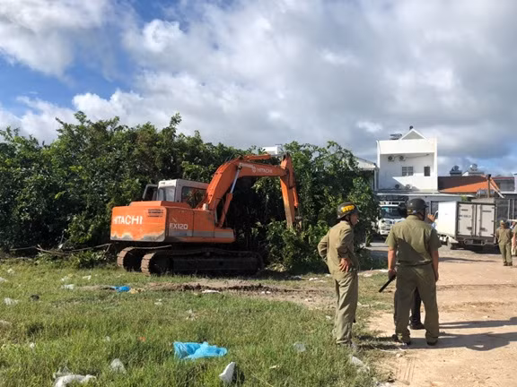 Phương tiện cơ giới như máy xúc, cần cẩu được huy động cưỡng chế tại các địa bàn như xã Dương Tơ, Hòn Thơm.