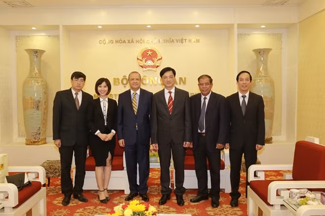 Thứ trưởng Nguyễn Duy Ngọc, Đại sứ Mohamed Berrah cùng các đại biểu.
